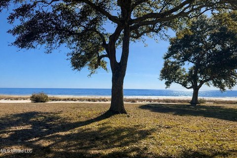 LAND - Waveland, MS