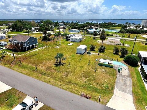 Large Lot Near Myakka River