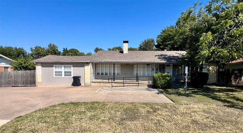 Freestanding Office Building with Fenced Yard