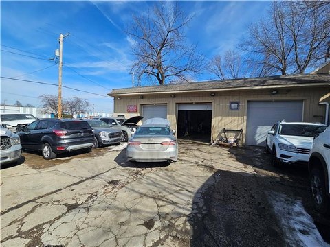 Auto Shop on High-Traffic Thoroughfare