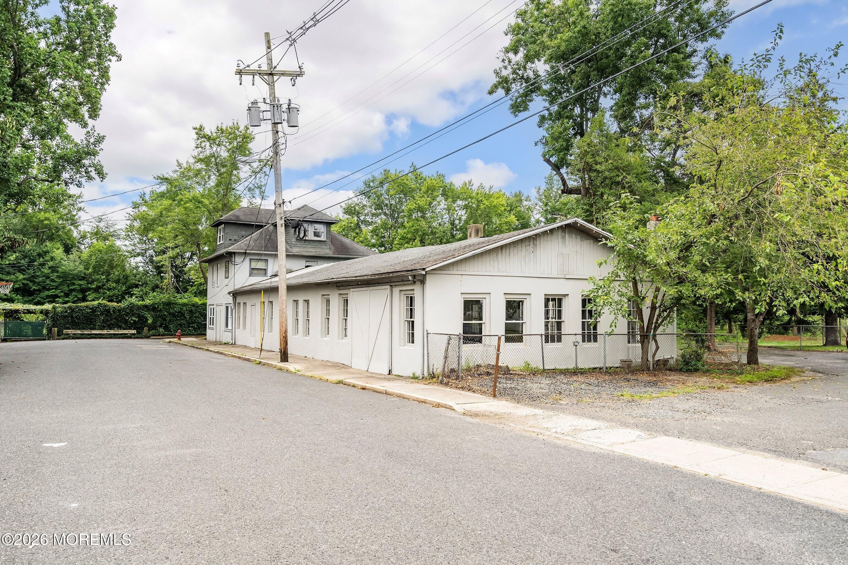 Farmingdale Warehouse Ideal for Business