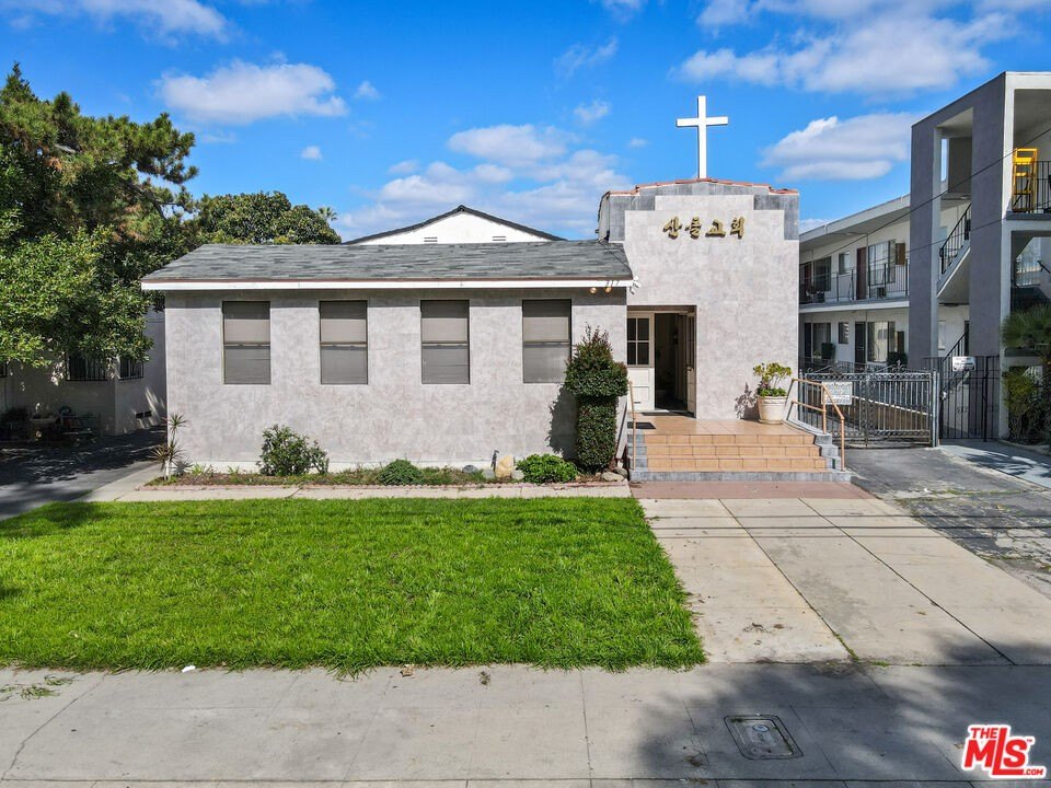 Flexible Glendale Property with Multifamily Zoning