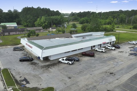 Income-Generating Commercial Property in Moss Point