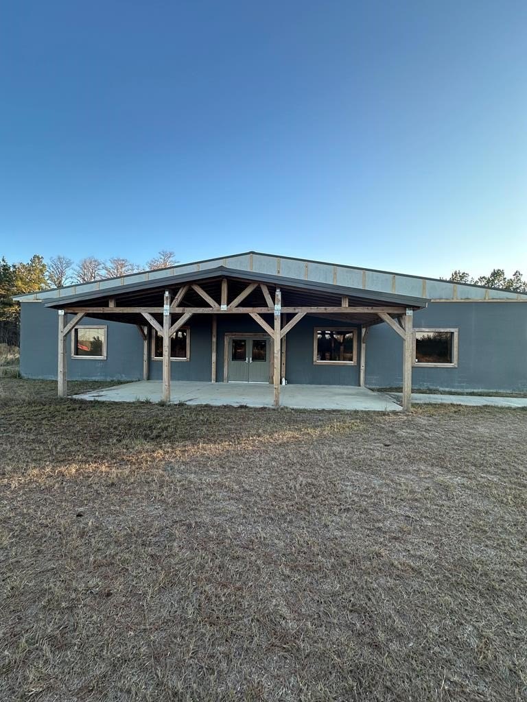 Versatile Building on 5 Acres