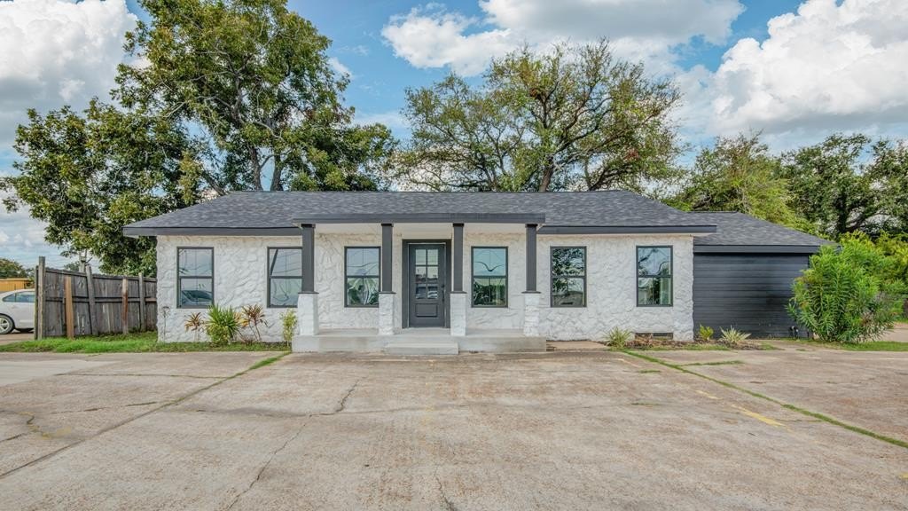 Retail Property in Clute, Texas