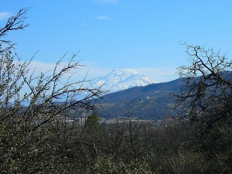 Yreka Land with Mountain Views