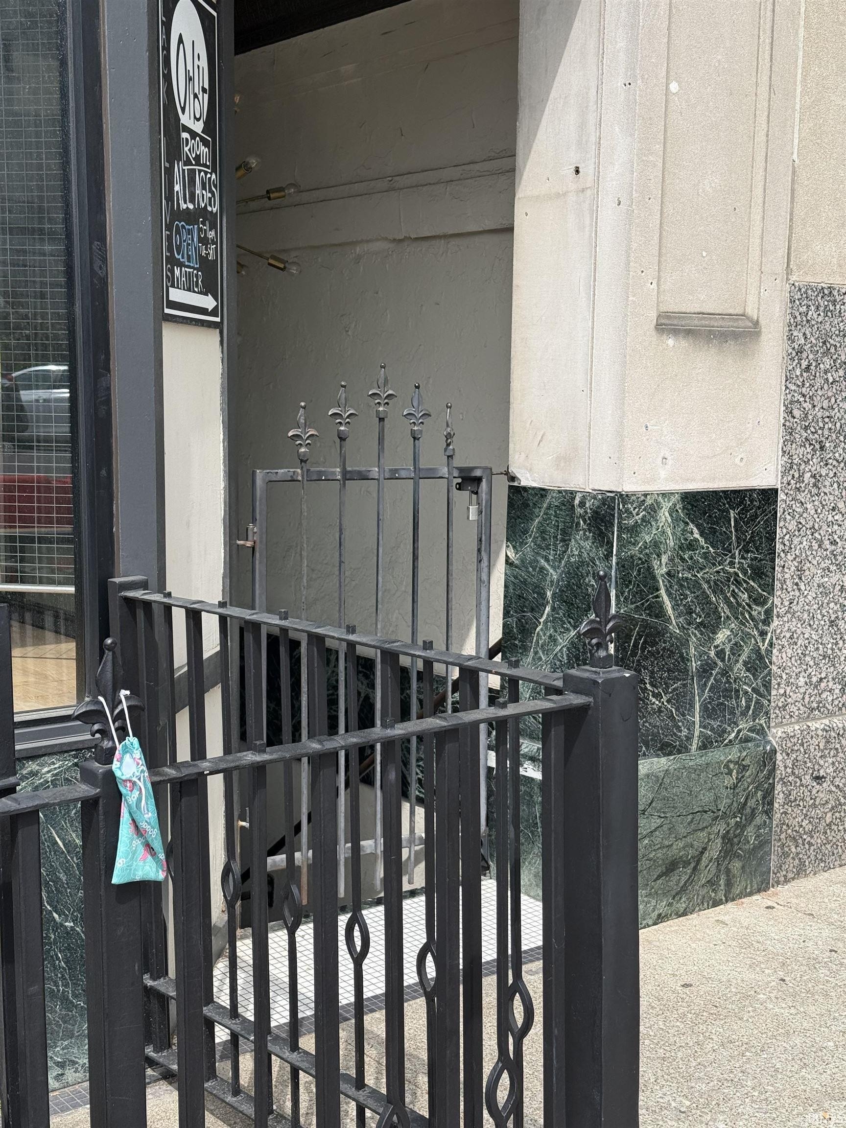 Downtown Restaurant/Bar with Music Scene