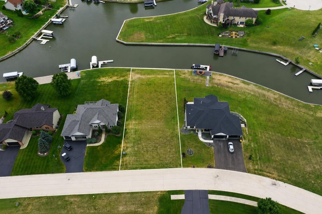 1261 Summerland Ky, Machesney Park, IL 61103