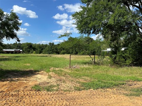 LAND - Powderly, TX