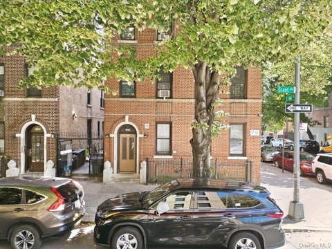 Brick 6-Unit Apartment Building