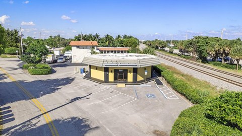Retail Building on Busy US1