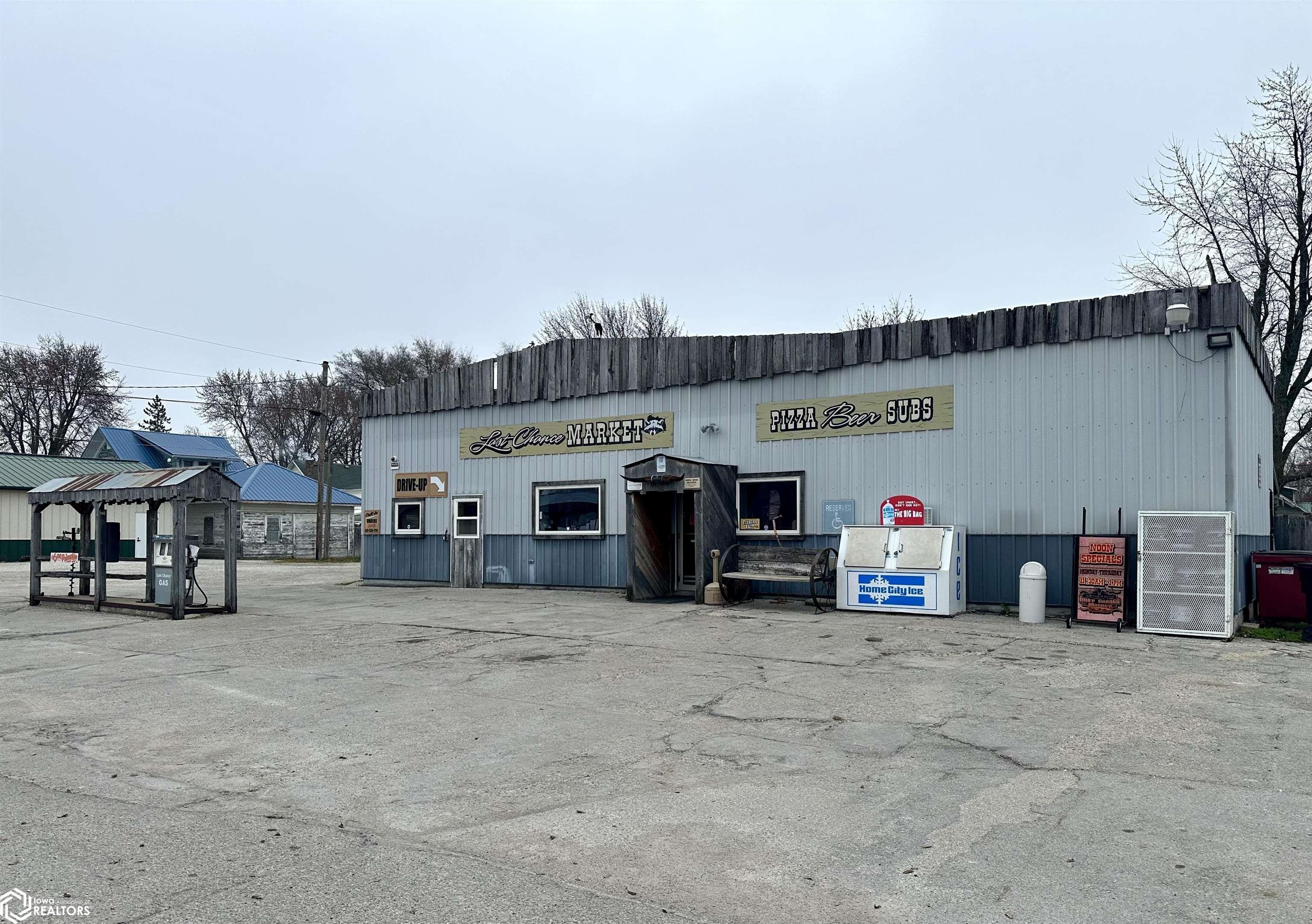 Established Market with Outdoor Amenities
