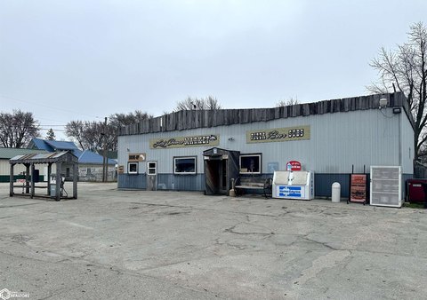 Established Market with Outdoor Amenities