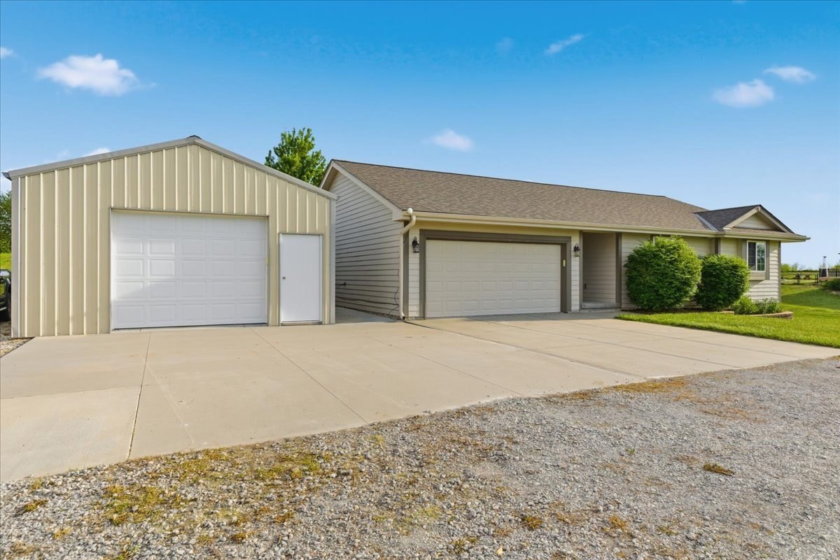 Glenwood Acreage Home with Insulated Building