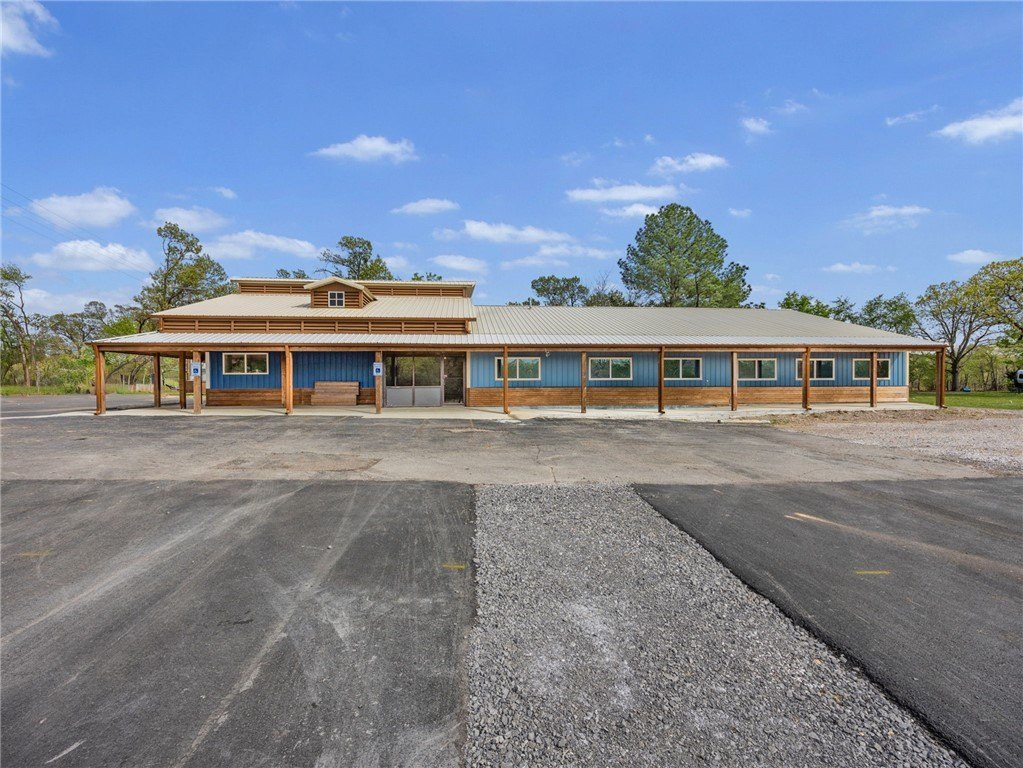 Turnkey Restaurant Opportunity on Lake
