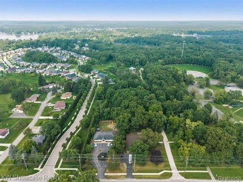 Residential Land in Commerce Township