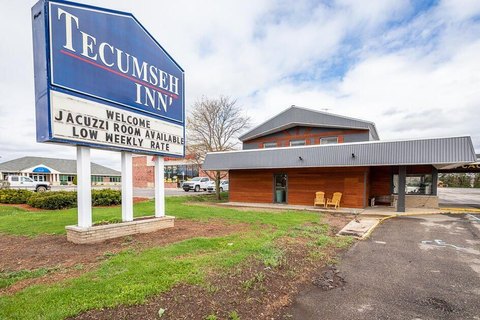 Tecumseh Motel with Tiki Bar