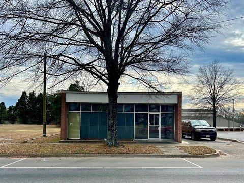 Prime Commercial Building on Hwy 82