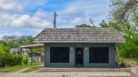 Updated Salon-Style Commercial Building