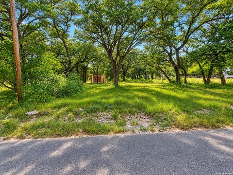 Land, Lakehills, TX