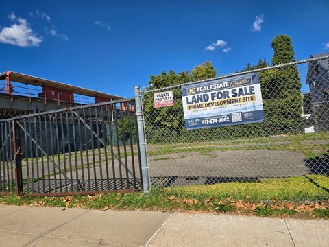 Land, Staten Island, NY
