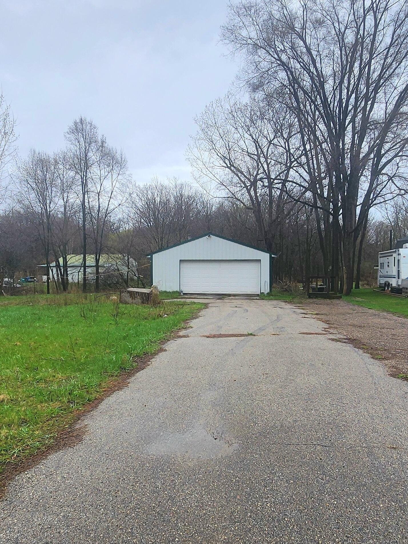 Mount Pleasant Acreage with Pole Barn