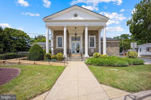 Prestigious Huntingdon Valley Commercial Building