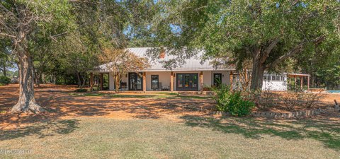 135 Acres Farmhouse and Equine Amenities