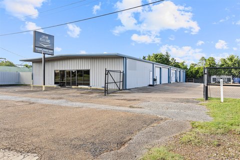Flex Warehouse with Secured Yard