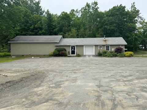 Retail/Distribution Building on 1.3 Acres
