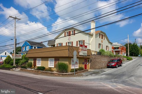 Mixed-Use Building on Bustling Avenue