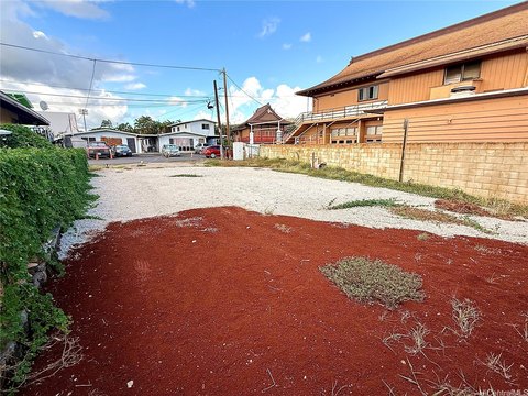 Level Lot in Kapalama