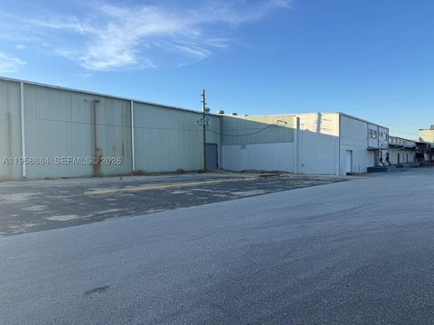 Industrial Warehouse with Multiple Loading