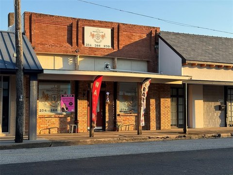 Commercial Building in Italy, TX