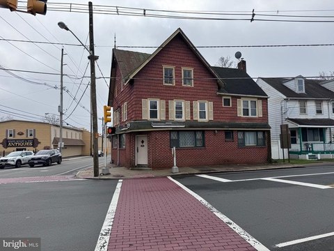 Mixed-Use Tavern and Apartment Building