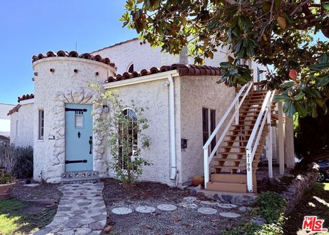 Eclectic Triplex in Desirable Neighborhood