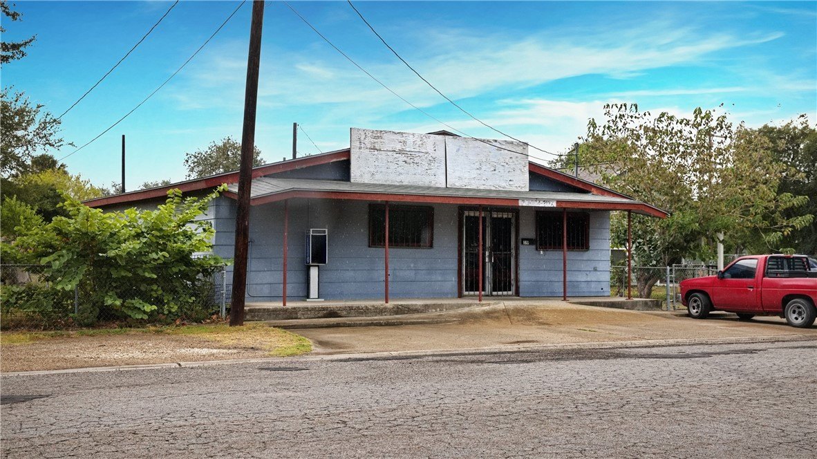 Sinton Commercial Building with Potential