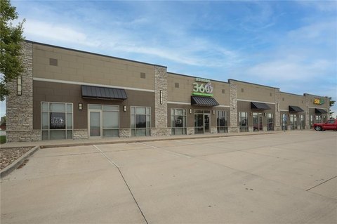 Versatile Commercial Space in Cedar Rapids