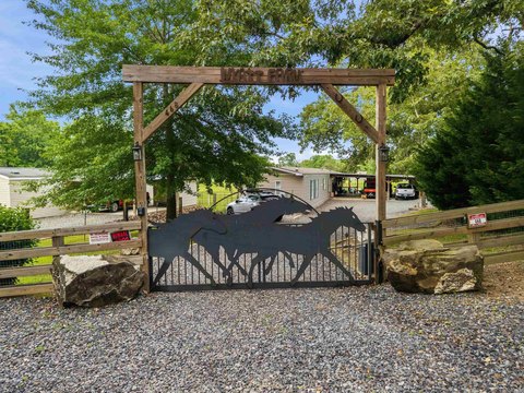 Versatile Estate: Multi-Family & Equestrian