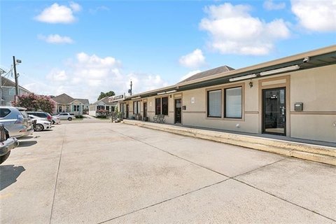 Versatile Commercial Unit in Lakeview