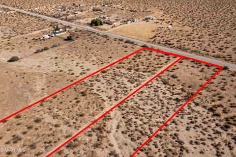 Large Farmland Parcel with Horses
