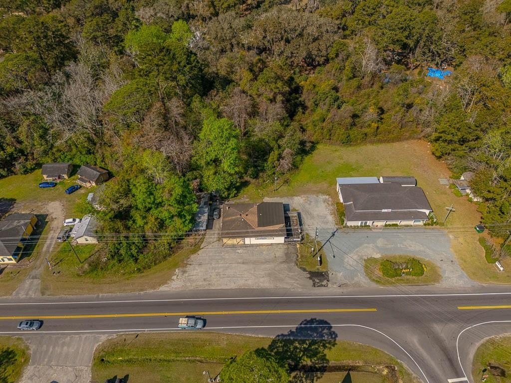 Darien Commercial Property with Lounge