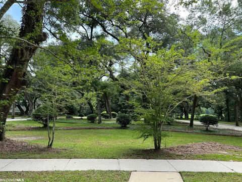 Residential Land in Exclusive Neighborhood