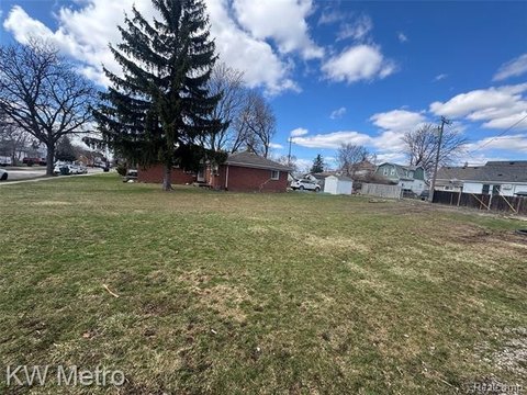 Vacant Lot in Lincoln Park