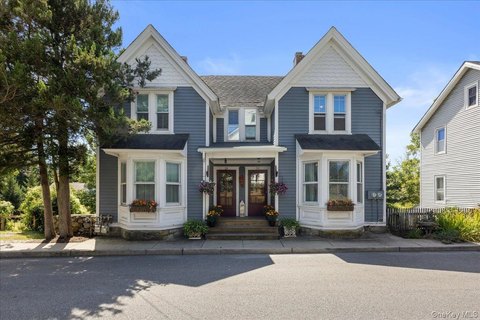 Updated Duplex in Warwick Village