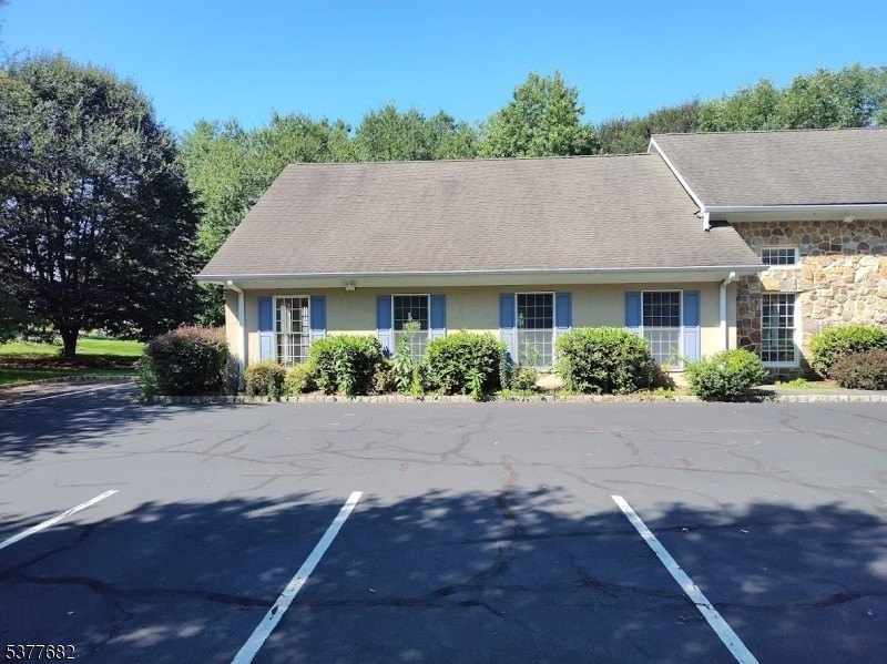 Prime Commercial Space in White