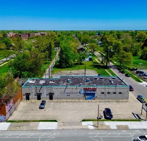 Commercial Plaza in Highland Park