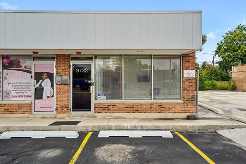Retail Space in Oak Lawn