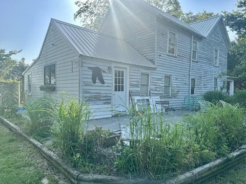 Charming Farmhouse with Dual Staircases