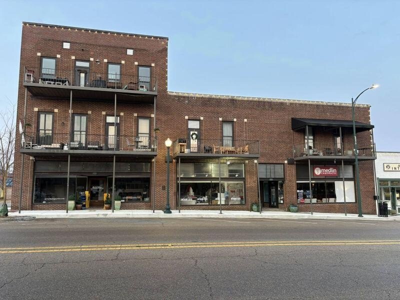 Hamilton Place Mixed-Use Property